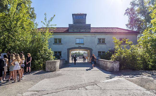 Die berühmte KZ Gedänkstätte in Dachau ist eine beliebte Sehenswürdigkeit bei Touristen in der Region München.